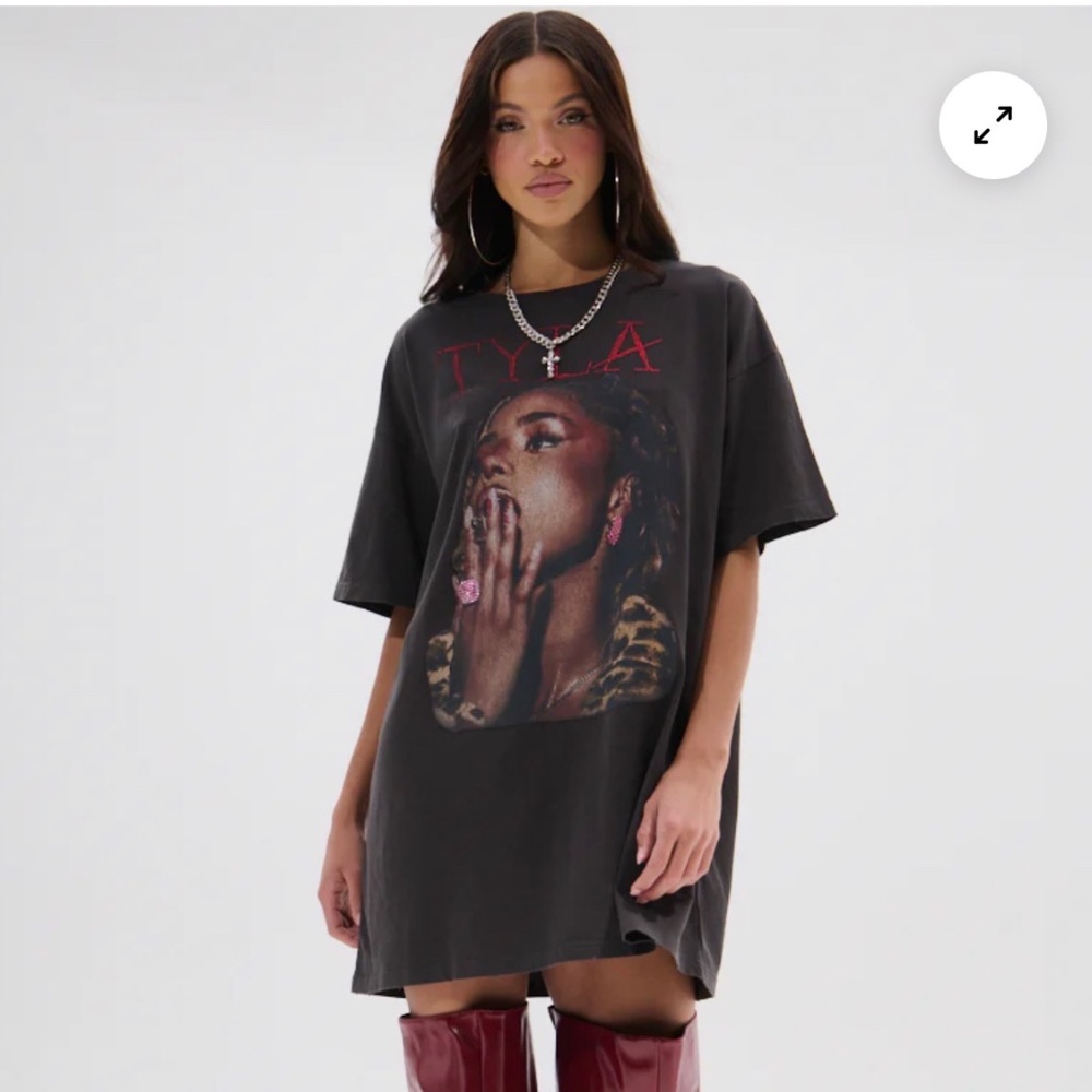 TYLA GRAPHIC T-SHIRT DRESS WITH DISTRESSING - S/M